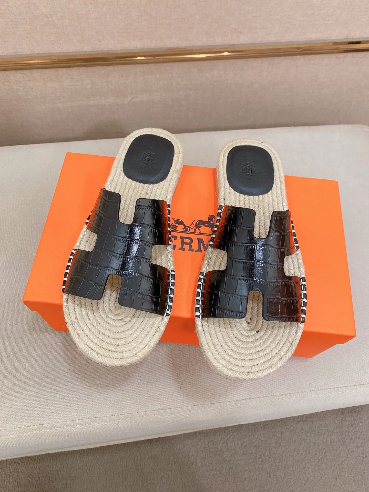 Factory price: 340💰high-end version. "HERMES" Hermès 💁♂️Men's casual slippers, compare the quality at the counter🧚🏿♂️ The upper is made of cowhide leather 🐊crocodile pattern workmanship, purely hand-drawn, raw rubber breathable and non-slip outsole, the inner is breathable and comfortable lambskin, the density is 100% comfortable, the original rubber outsole is wear-resistant and has a code number of 38-44. Can be customized 45-46-47💥🏆